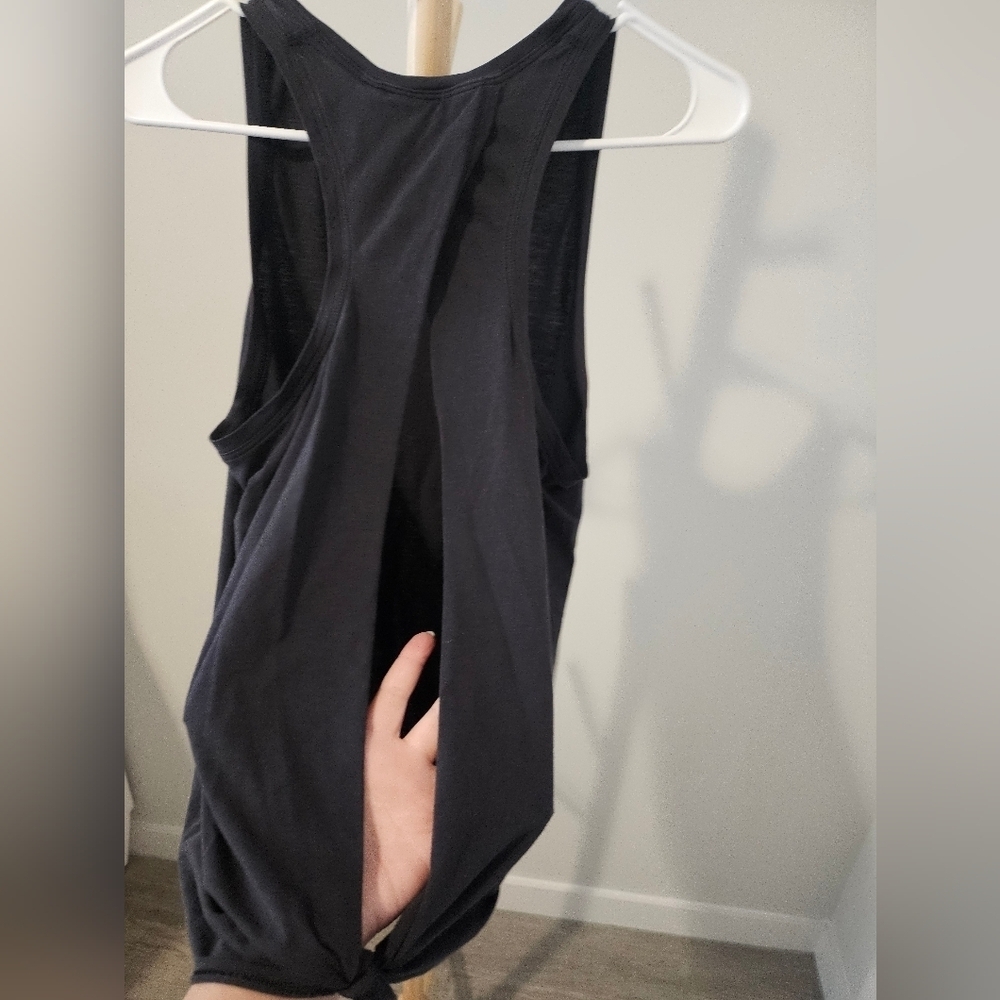 Lululemon Yoga Top, Open Back With Tie At Waist, Size 6 - Picture 3 of 3